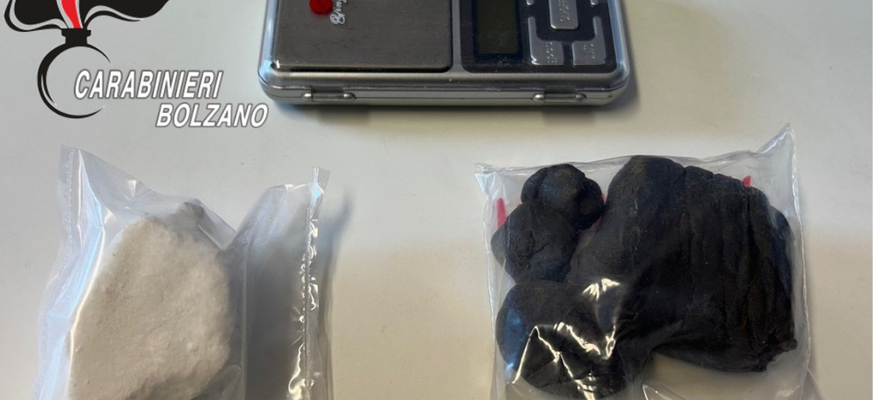 Via vai sospetto da una palazzina, i carabinieri si appostano e scoprono il covo di uno spacciatore: arrestato un 32enne