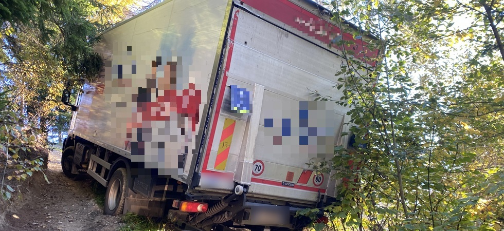 Sbaglia strada con il camion pieno di generi alimentari, finisce su un sentiero nel bosco e rischia di ribaltarsi