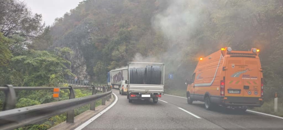 Fumo intenso dal camion e l'autista ferma il viaggio, disagi alla viabilità sulla Gardesana