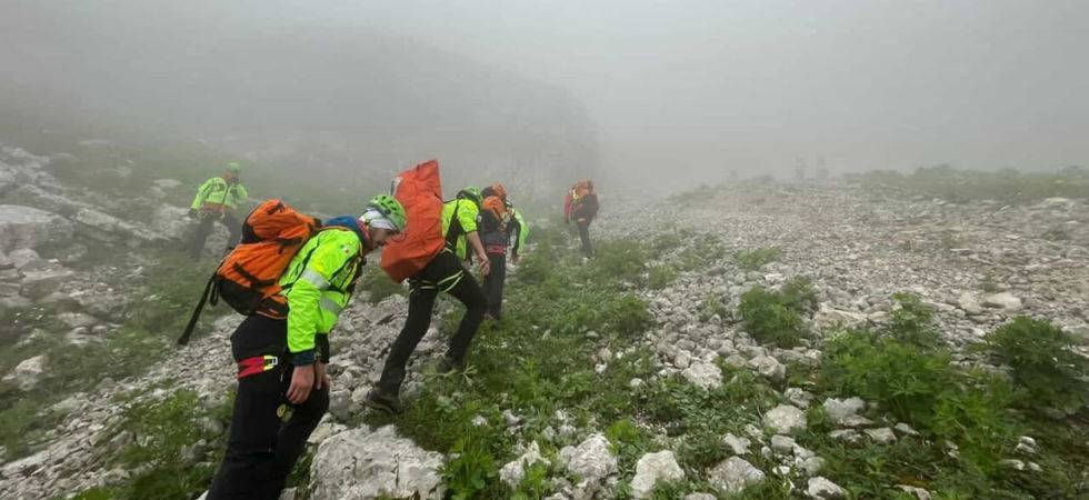 Impaurite dal sentiero scivoloso e dal maltempo restano bloccate in quota