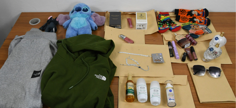 Fermati dalla polizia per il furto di alcuni profumi, addosso hanno merce rubata in altri 10 negozi: denunciata una coppia