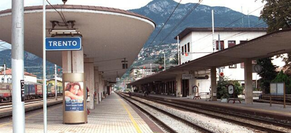 Degrado e cantieri, gestione amatoriale e inaccettabile della sicurezza nella stazione ferroviaria