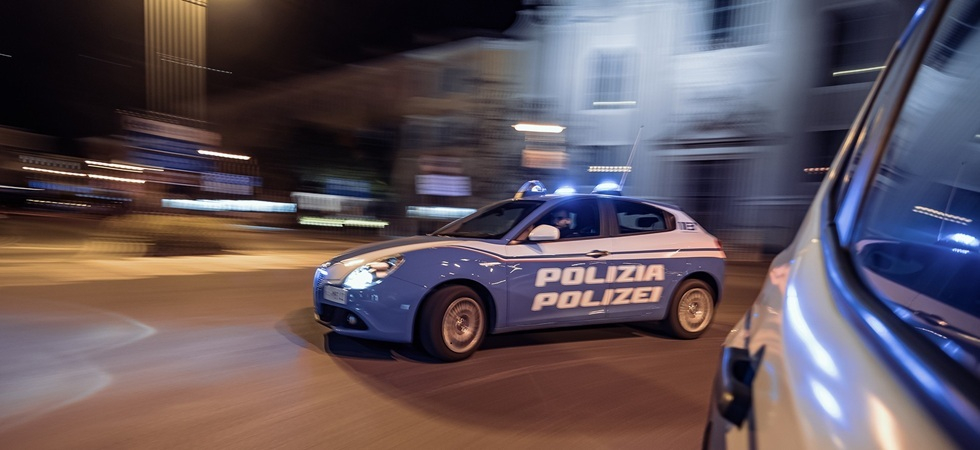 Aggredisce il padre, colpisce e morde gli agenti intervenuti e poi distrugge l'auto della polizia durante il trasferimento