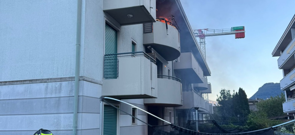 Fiamme da un balcone e fumo visibile a distanza, evacuata una famiglia
