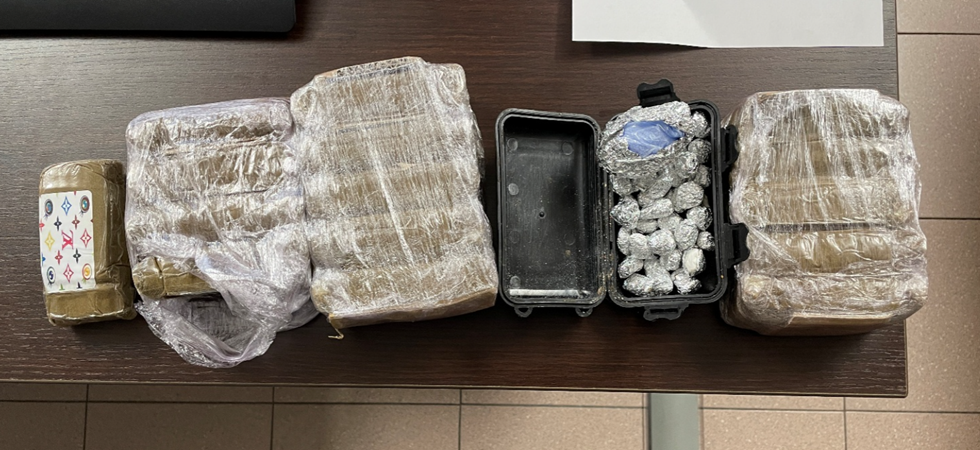 Sorpresi a scambiarsi un chilo di hashish nel parcheggio di un centro commerciale (e durante la perquisizione spuntano anche