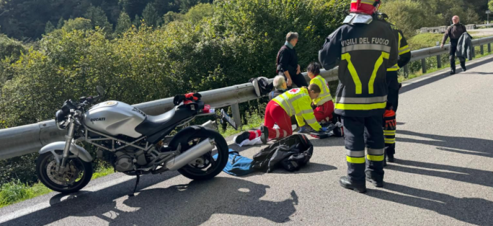 Perde il controllo della moto e sbatte a terra, paura lungo la Ss 421: accorrono i soccorsi