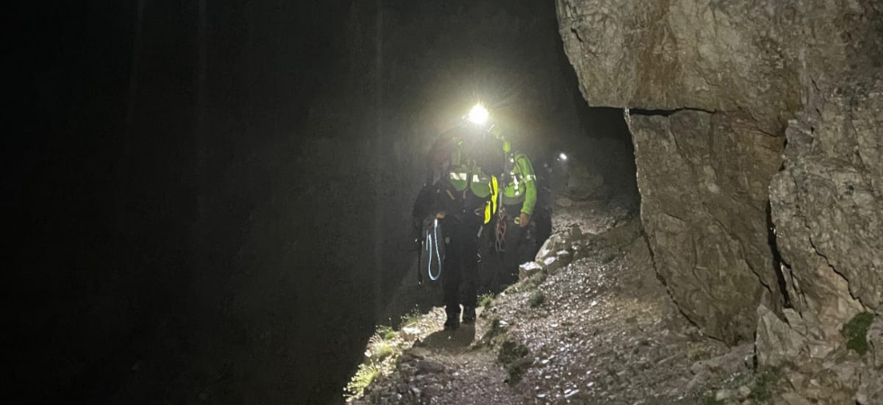 Grida e luci intermittenti in parete in piena notte, si teme qualche escursionista in difficoltà e scattano le ricerche