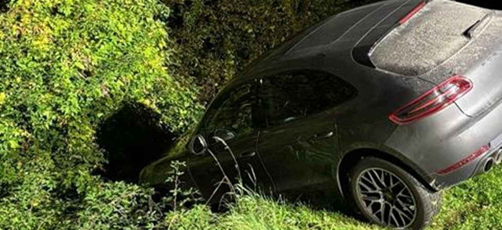 Segue il navigatore e finisce con la Porsche bloccato su un pendio boschivo, l'intervento dei vigili del fuoco