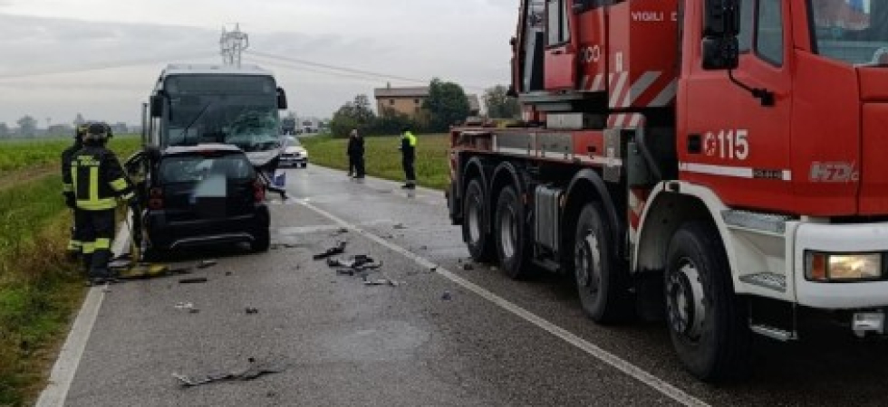 Tragico frontale tra una Smart e un autobus di linea: morta la 51enne Marina Caldarus