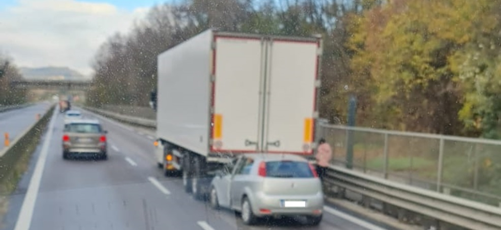 Tamponamento auto-mezzo pesante, veicoli fermi sulla carreggiata