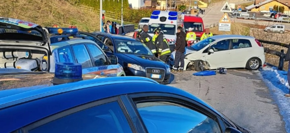Violentissimo frontale tra due auto: vetture distrutte e intervengono i vigili del fuoco con le pinze idrauliche