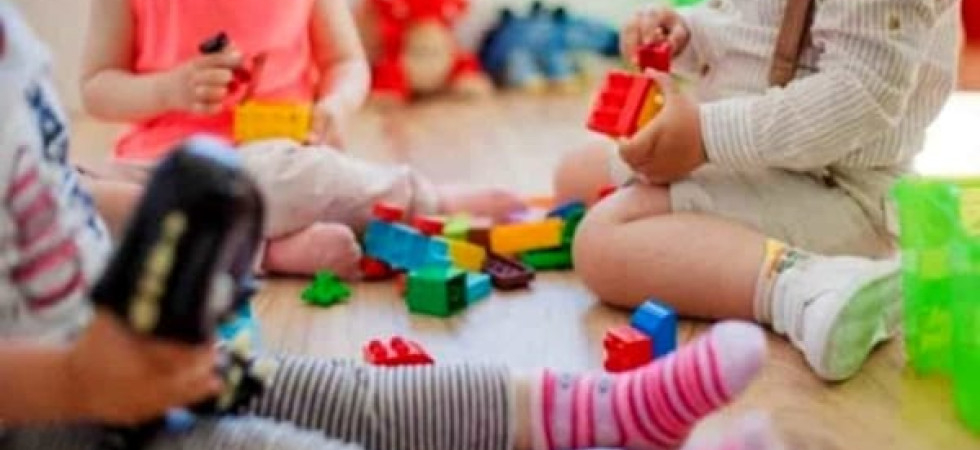 Titolare di un asilo nido ai domiciliari: è accusata di percosse e maltrattamenti ai bimbi