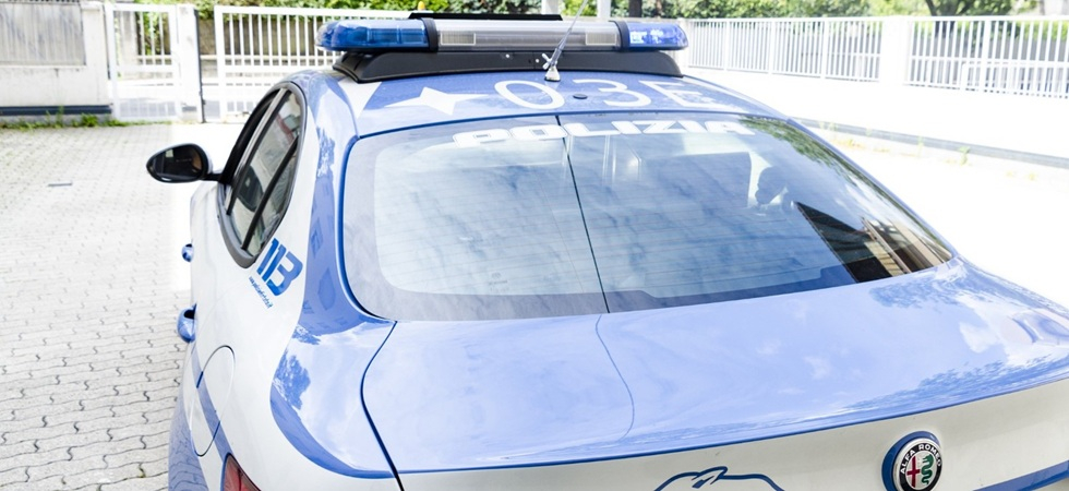 Prova ad entrare in un albergo chiuso: I cittadini lo notano e chiamano la polizia