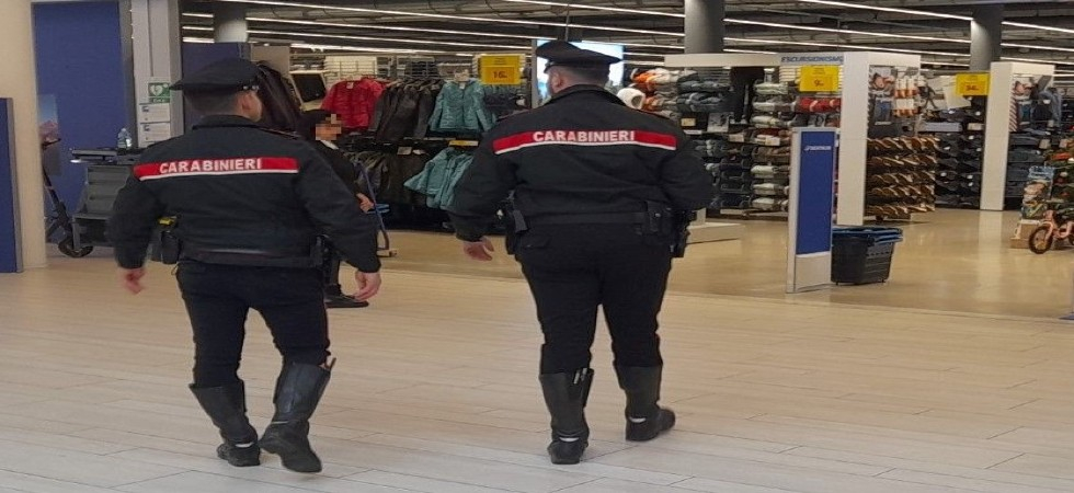 Bivacca vicino al centro commerciale, cerca di eludere i controlli e oppone resistenza ai carabinieri: denunciato