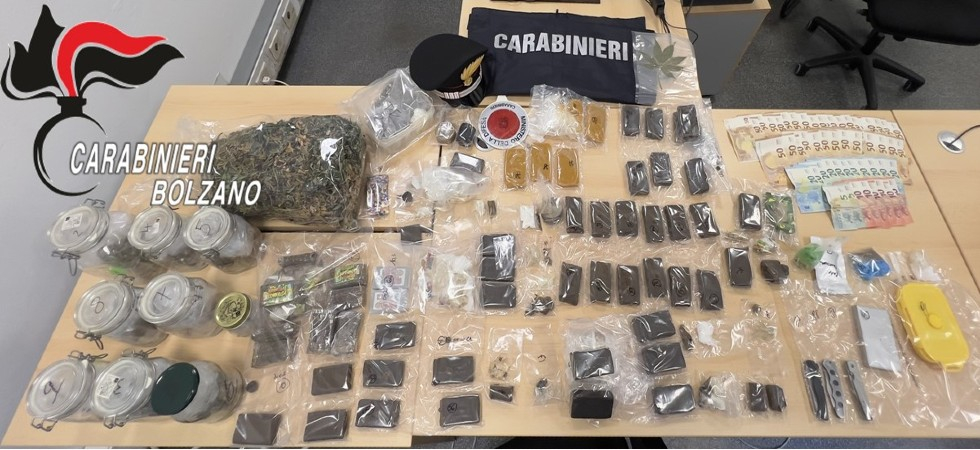 In casa una serra per la coltivazione indoor, 1 chilo di marijuana e 5,5 di hashish: arrestato un uomo