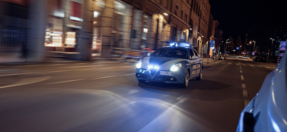 Aggredisce la compagna, lei lancia l'allarme: arrestato un uomo