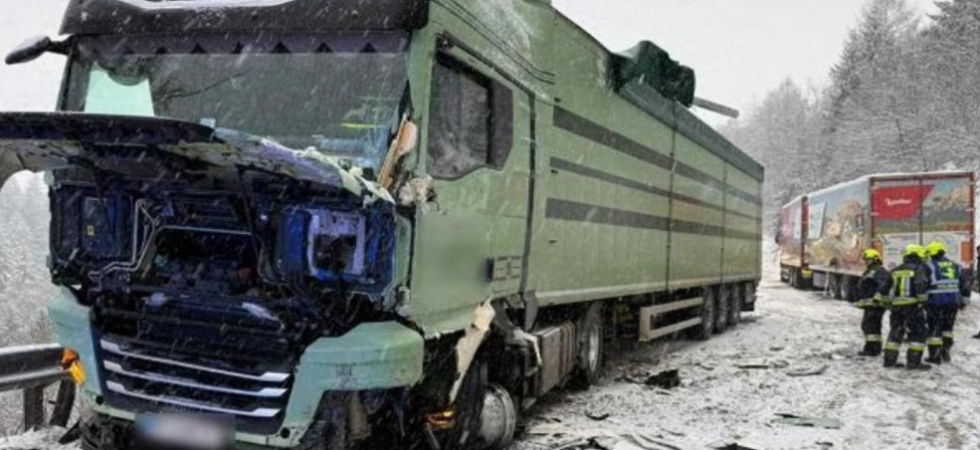 Violento scontro tra due camion sulla statale, in azione i vigili del fuoco e i soccorsi: un ferito e traffico in tilt
