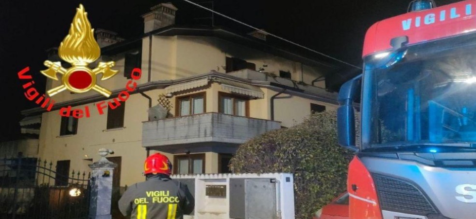 Fiamme e fumo in un appartamento, momenti di paura all'alba: in azione i vigili dei fuoco, un uomo trasportato in ospedale