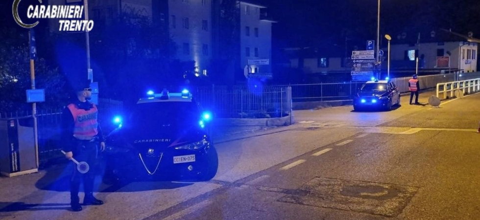Causa un incidente stradale, si fa curare sul posto dai sanitari ma se ne va prima dell'arrivo dei carabinieri (lasciando