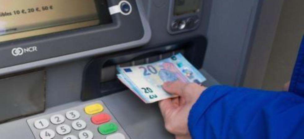Ruba la carta di credito del "capo" e gli porta via 10 mila euro tra prelievi e ricariche: denunciato un autista di 58 anni