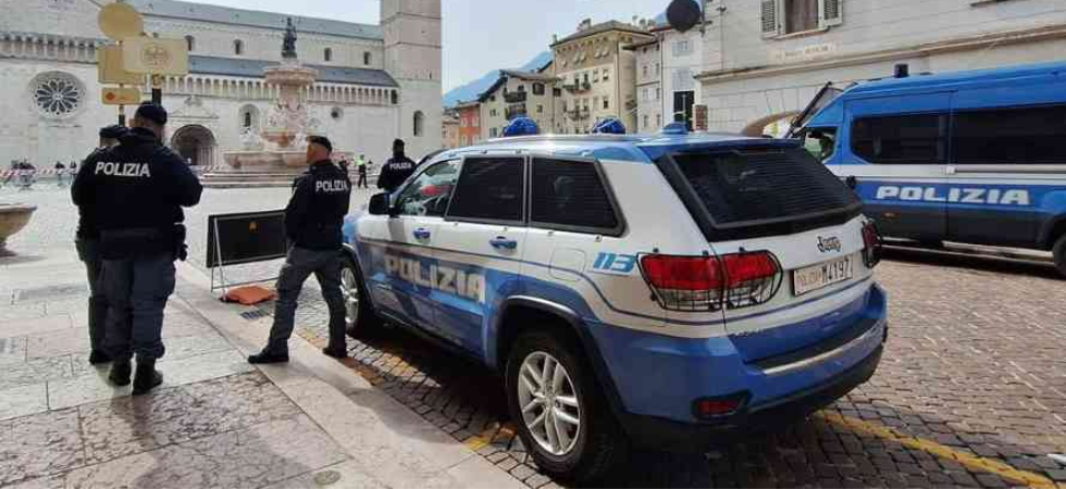Furti a ripetizione nei locali del centro città, identificato e fermato un uomo con numerosi precedenti: sarà espulso