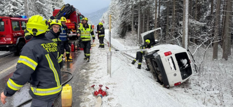 Prima neve e primi incidenti: furgone sbanda, finisce nella scarpata e si schianta contro un albero
