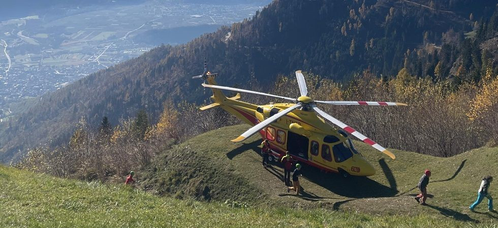 Foto d'archivio Perde il controllo del parapendio e si schianta in mezzo agli alberi: un 66enne elitrasportato in ospedale