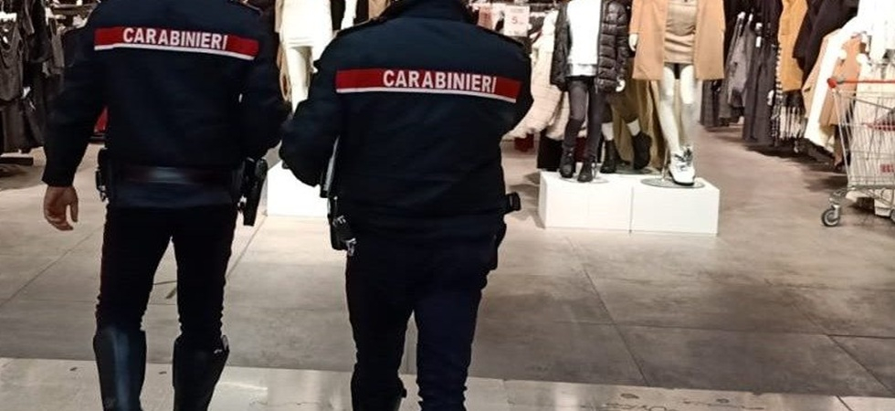 Ruba 500 euro di abiti, ma viene bloccato dal personale del negozio: denunciato un 35enne