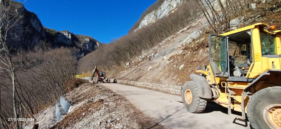 Crollo di massi e rottura del canale idroelettrico: dopo le frane riapre la Sp 208 di Avio-San Valentino