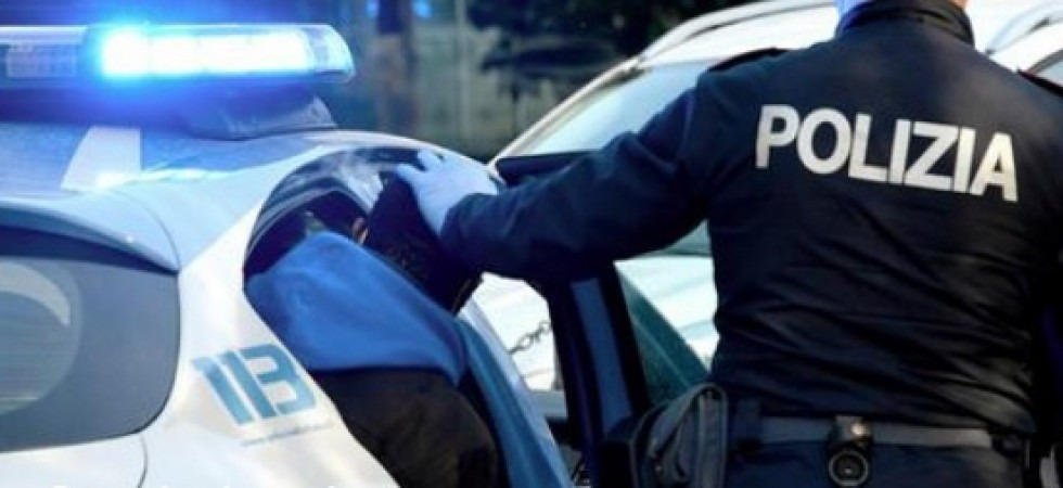 Forzano l'ingresso di un condominio con un piccone e tentano la fuga: espulsi due uomini