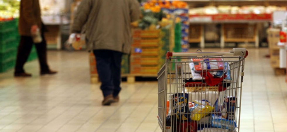 Ruba una scatola con 240 bustine di zafferano e scappa dal supermercato: fermato dalla polizia con un bottino da 1.200 euro