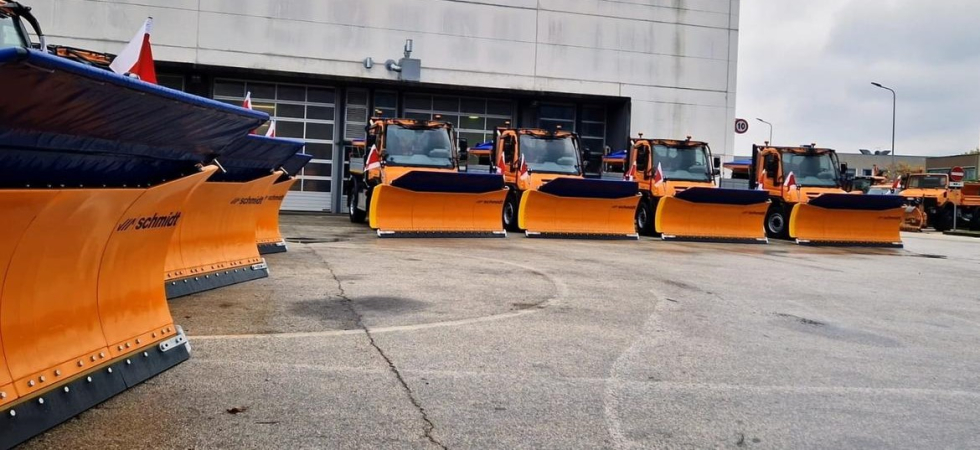 Spazzaneve, spargisale ma anche decespugliatori o gru: otto nuovi mezzi multifunzione per la manutenzione delle strade