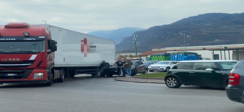 Scontro auto-camion alla rotatoria: traffico paralizzato