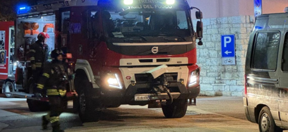Momenti di paura nella notte a Trento: incendio in un’abitazione, le fiamme partite da un'aspirapolvere