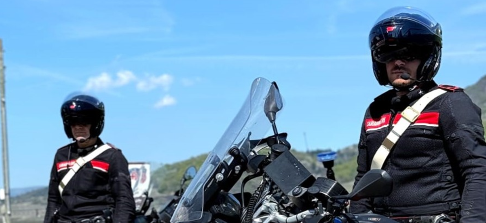 Entrano in un negozio e cominciano a nascondere vestiti ma i commercianti chiamano i carabinieri che li colgono sul fatto