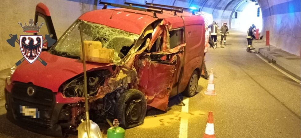 Tremendo schianto semi frontale in galleria, coinvolti un camion isotermico e un furgoncino
