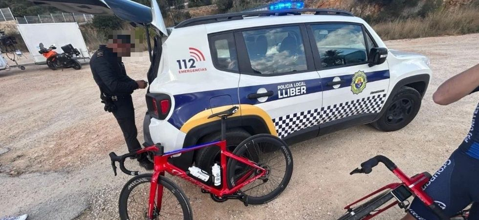 Ignorano il "rosso" del semaforo e tirano dritto: dieci ciclisti multati durante un allenamento