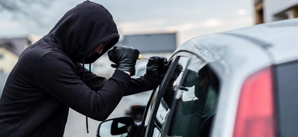 Sorpresi a forzare e rovistare in un auto, il complice si dà alla fuga: arrestato un uomo