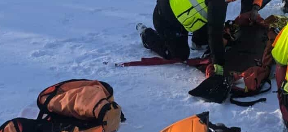 Sciatore ubriaco attraversa la traccia dello skilift e investe due fratelli, momenti di paura: in azione l'elisoccorso