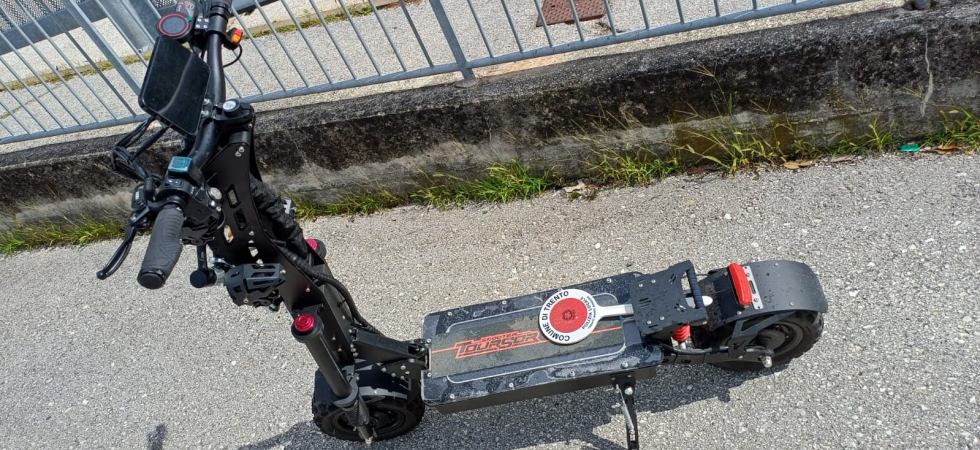 Monopattino a 50 chilometri all'ora in città, mezzo sequestrato: “Può raggiungere i 120 km orari per il costruttore