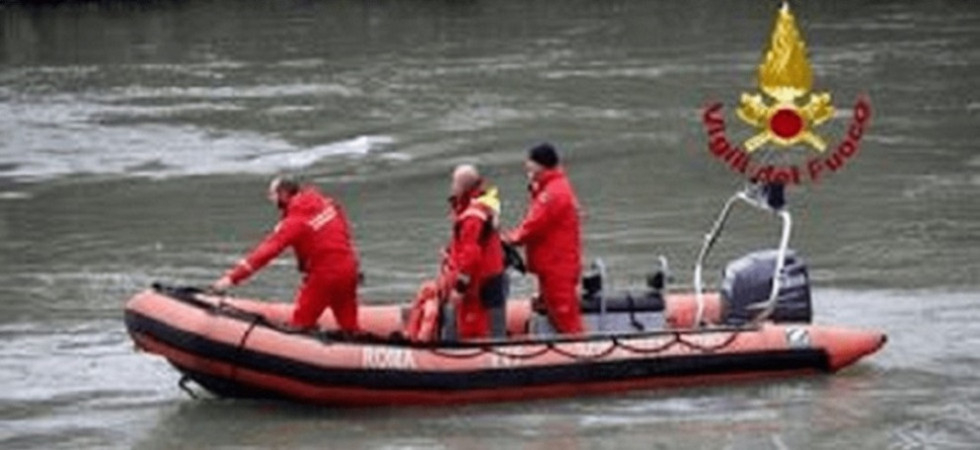 Foto d'archivio A passeggio lungo il fiume, vede i carabinieri e si tuffa in acqua: momenti di paura per un 24enne