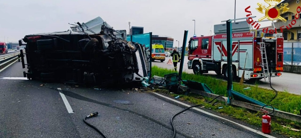 Spaventoso incidente sulla statale, perde il controllo del mezzo pesante che abbatte la barriera e si rovescia su un lato