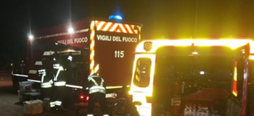 Fiamme nella notte all'esterno di un casa: il proprietario esce e riesce ad arginare l'incendio, rimanendo ustionato