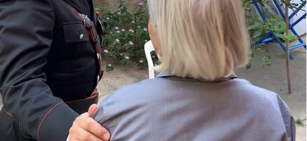 Chiede aiuto per delle chiamate sospette, momenti di paura per un’anziana