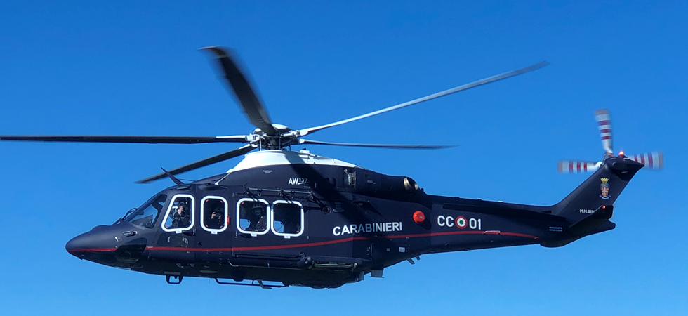 Ruba 250 euro di merce e scappa, ma c'è l'elicottero dei carabinieri in sorvolo e viene beccato subito