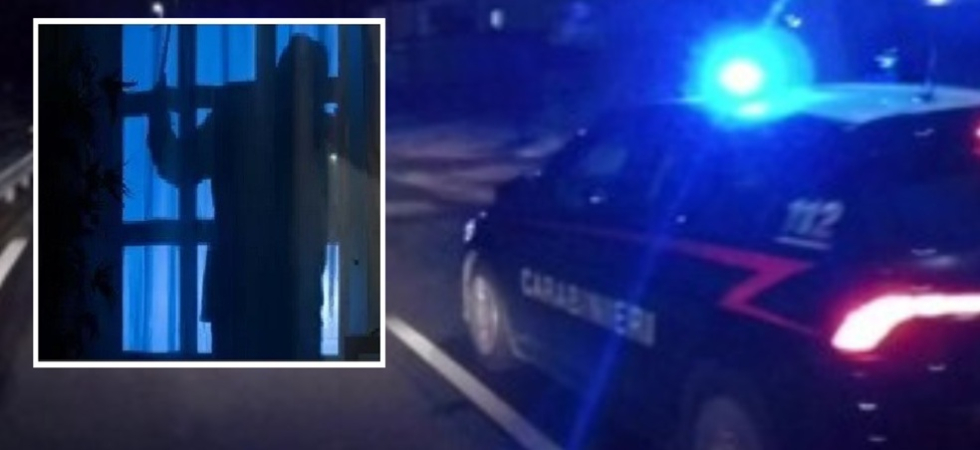 Tenta il furto in casa ma la padrona lo sente, all'arrivo dei carabinieri si lancia nel giardino per scappare