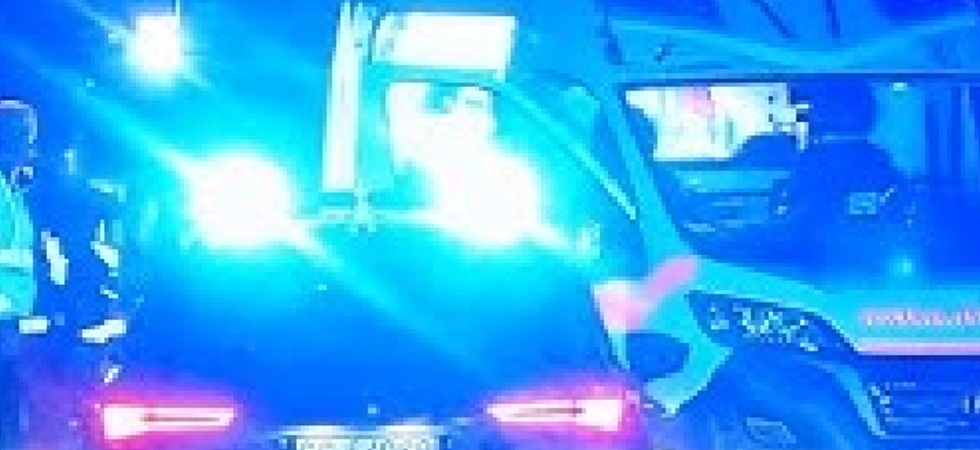 Travolta da un'auto finisce a terra sbattendo la testa