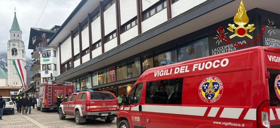 Spray al peperoncino nella Cooperativa di Cortina e scatta l'allarme: vigili del fuoco in azione