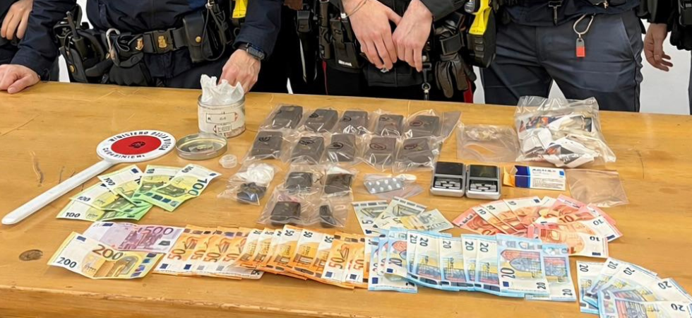C'è un odore strano nel condominio, i carabinieri puntano un appartamento e trovano più di un chilo di hashish