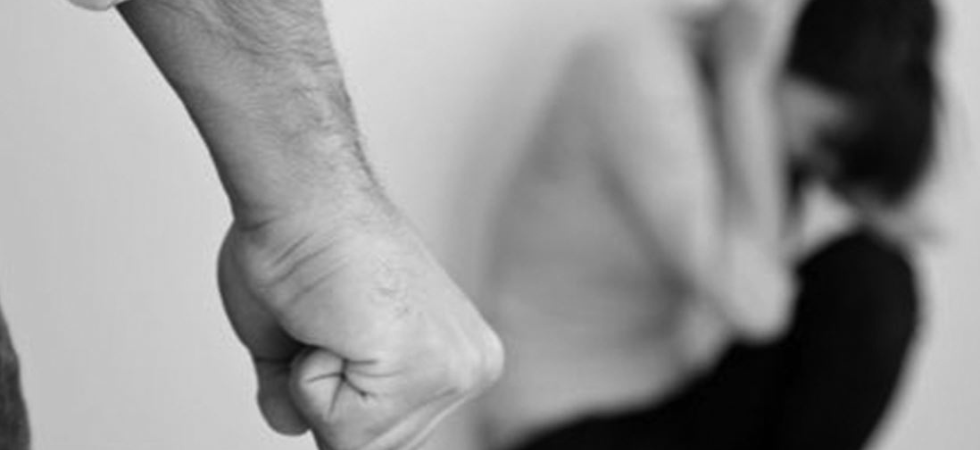 Perseguita una donna per mesi con violenze, appostamenti e minacce: in carcere un 47enne